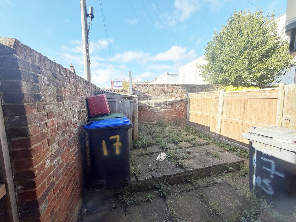 Lot: 97 - FOUR-BEDROOM HOUSE FOR REFURBISHMENT - Courtyard garden